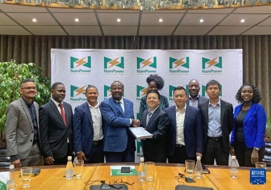 9月9日，在納米比亞首都溫得和克，嘉賓在簽字儀式后合影。新華社發(fā)（江西國(guó)際供圖）