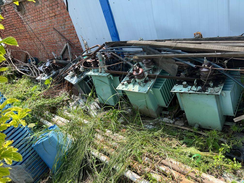 存放在農(nóng)戶家中的變壓器。新華社記者董寶森攝