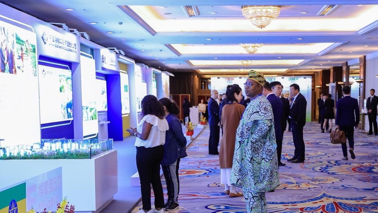 與會(huì)嘉賓參觀主題展覽。主辦方供圖