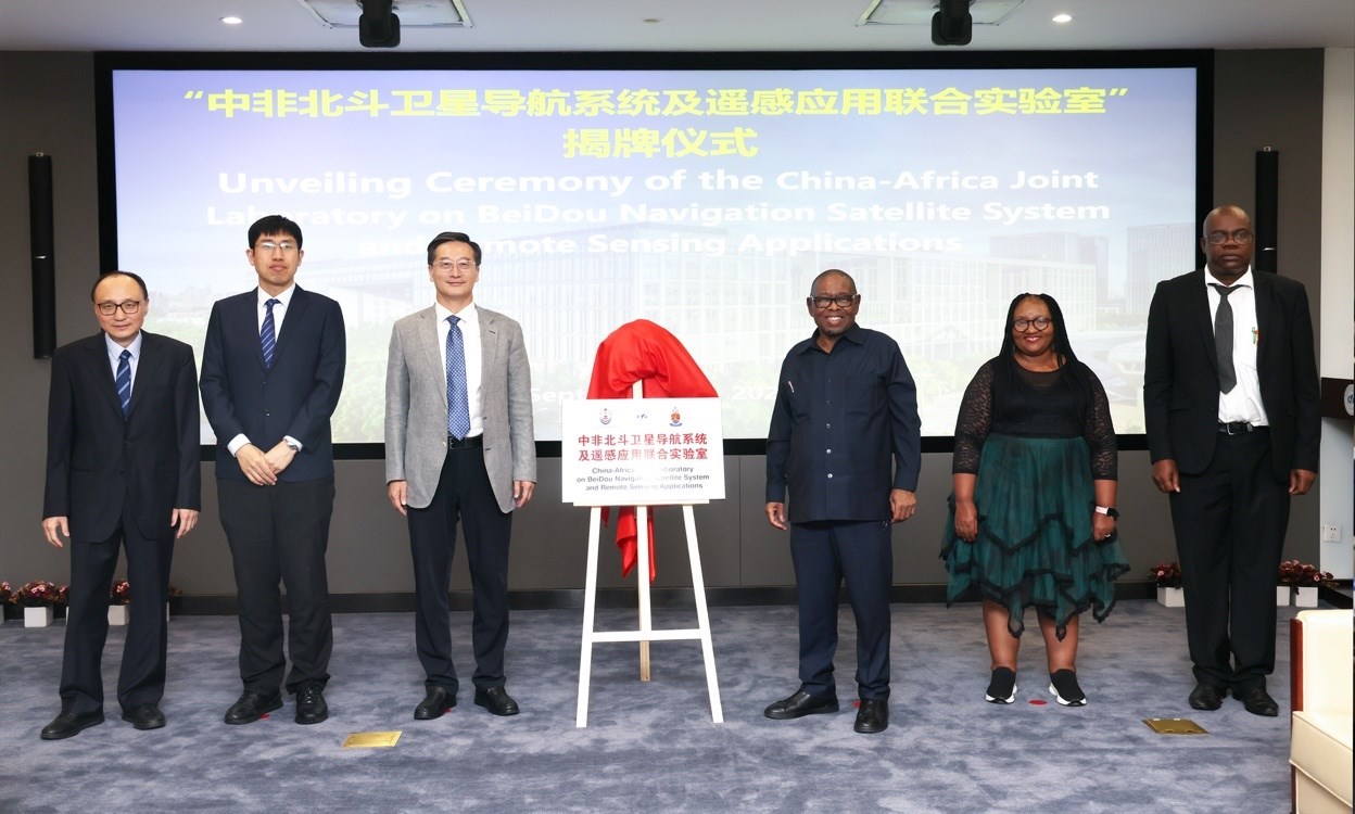 中非北斗衛(wèi)星導(dǎo)航系統(tǒng)及遙感應(yīng)用聯(lián)合實(shí)驗(yàn)室在北京航空航天大學(xué)揭牌。校方供圖