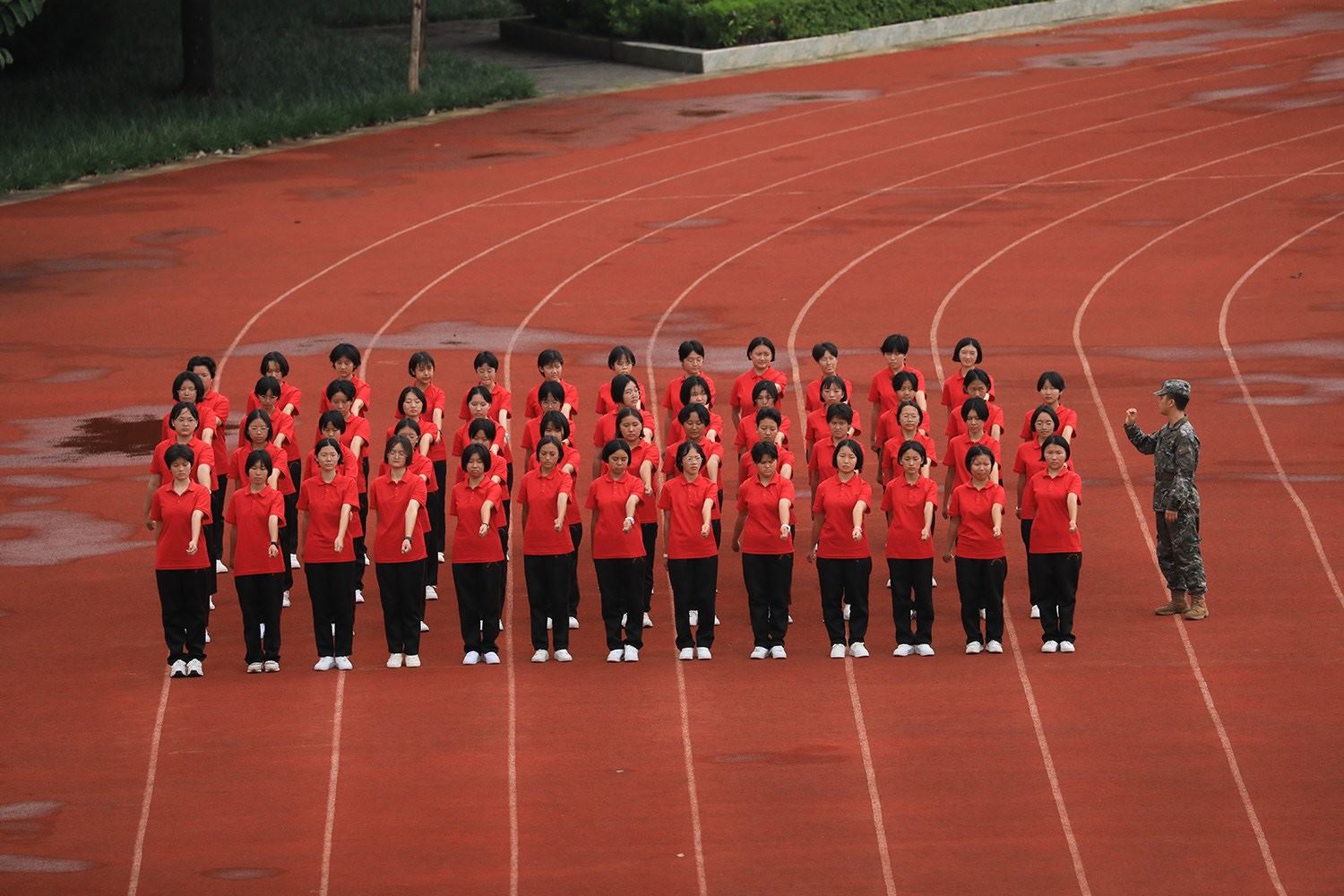 華坪女高2024級(jí)新生軍訓(xùn)。華坪縣融媒體中心供圖