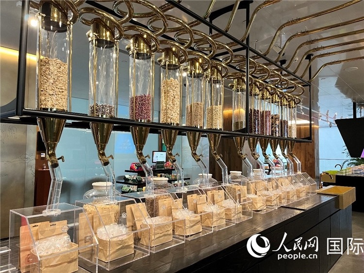 3.展示區(qū)展示的24節(jié)氣養(yǎng)生茶。（人民網(wǎng)記者陳思 攝）