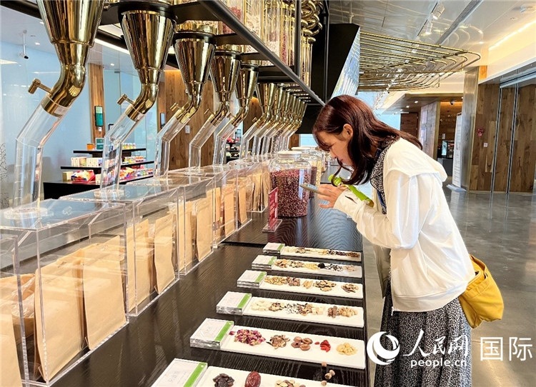 4. 代表團團員對新中式茶飲的食材充滿興趣。（人民網(wǎng)記者陳思 攝）