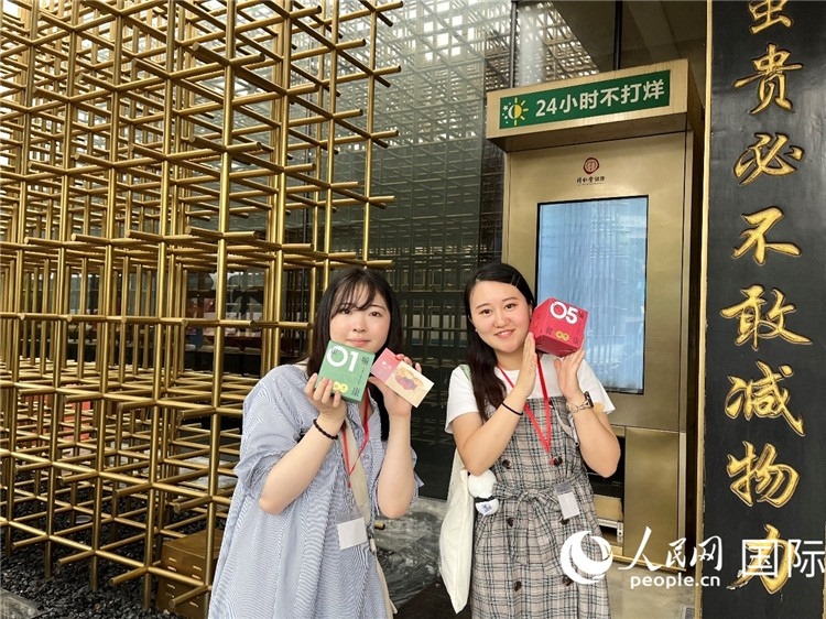 5. 代表團團員展示通過無人售藥機購買的盲盒。（人民網(wǎng)記者陳思 攝）