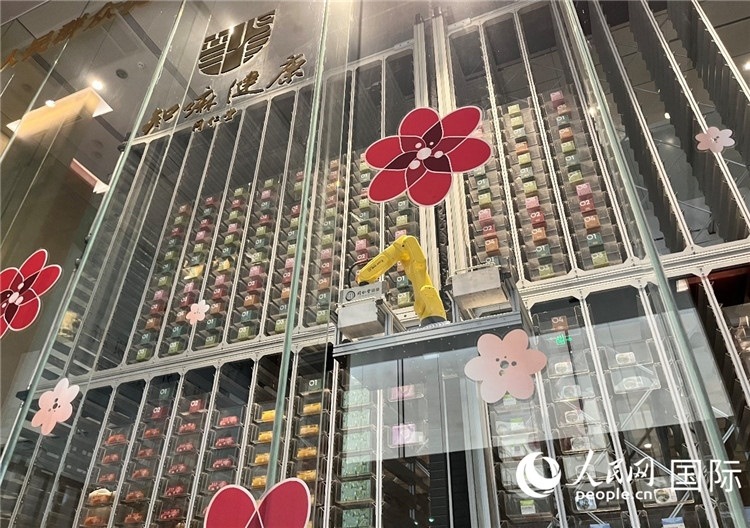 6. 機械臂正在取貨。（人民網(wǎng)記者陳思 攝）