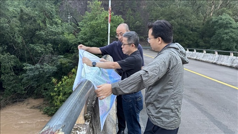 珠江委工作組在三河鎮(zhèn)三河大橋進(jìn)行防洪工程調(diào)度工作。 水利部供圖