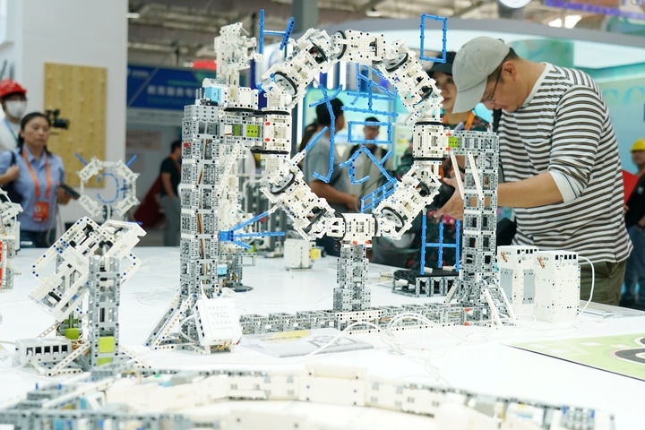 2024年9月11日，記者在服貿(mào)會首鋼園區(qū)教育服務(wù)館采訪。新華社記者 張晨霖 攝