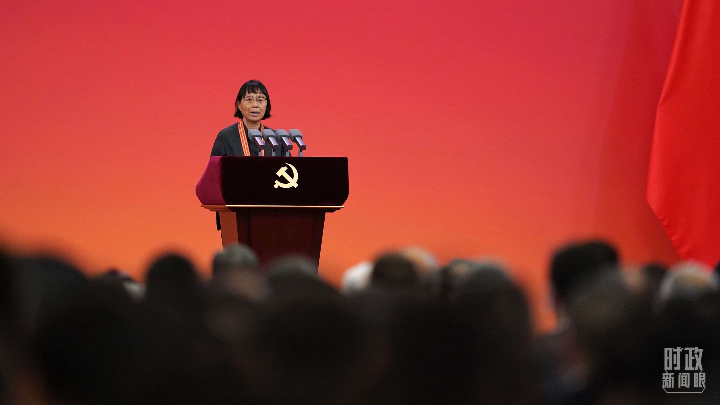  △2021年6月，幫助數(shù)千名貧困山區(qū)女孩圓夢大學的人民教師張桂梅，代表“七一勛章”獲得者發(fā)言。（總臺國廣記者李晉拍攝）