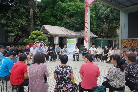  南寧市青秀區(qū)新竹社區(qū)召開“竹聲傾談”民情懇談會。（李抒蓉 攝）