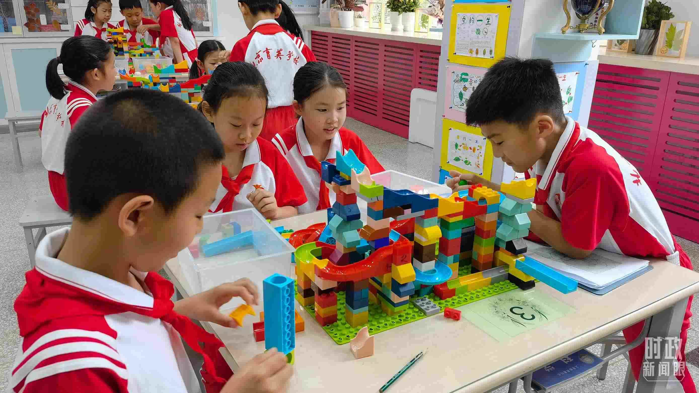  △這是北京育英學校的科學教室。2023年5月，習近平在這里調研時，希望同學們從小樹立“科技創(chuàng)新、強國有我”的志向。（總臺央視記者石丞拍攝）