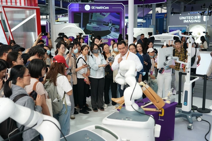 2024年9月11日，記者在服貿(mào)會首鋼園區(qū)健康衛(wèi)生服務(wù)館采訪。新華社記者 張晨霖 攝