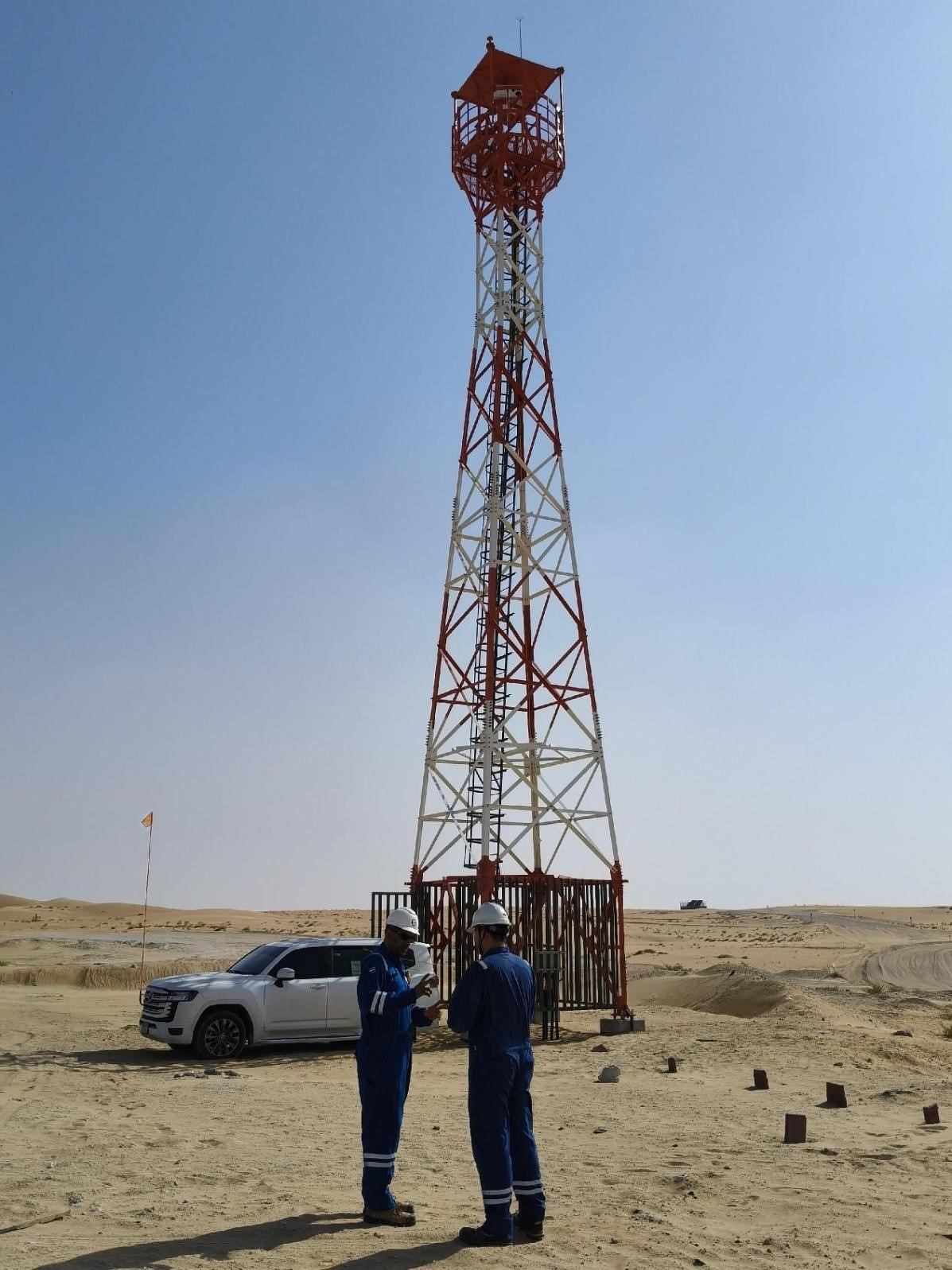 工作人員在調(diào)試紅外線氣體監(jiān)測(cè)及智能預(yù)警系統(tǒng)。振華石油供圖