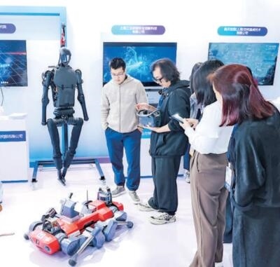 普陀區(qū)“中華武數(shù)”科創(chuàng)集市上，展位工作人員在向觀眾展示機(jī)器人。資料圖片
