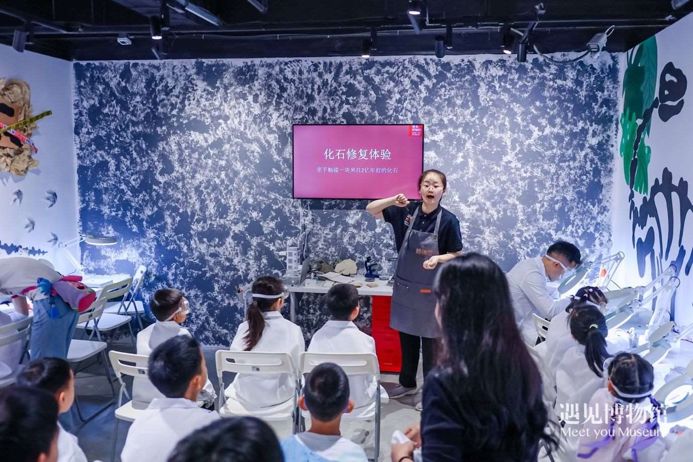 3. 小朋友們在“2億年的地球記憶——恐龍化石特展”體驗當(dāng)“小小科學(xué)家”。遇見博物館供圖