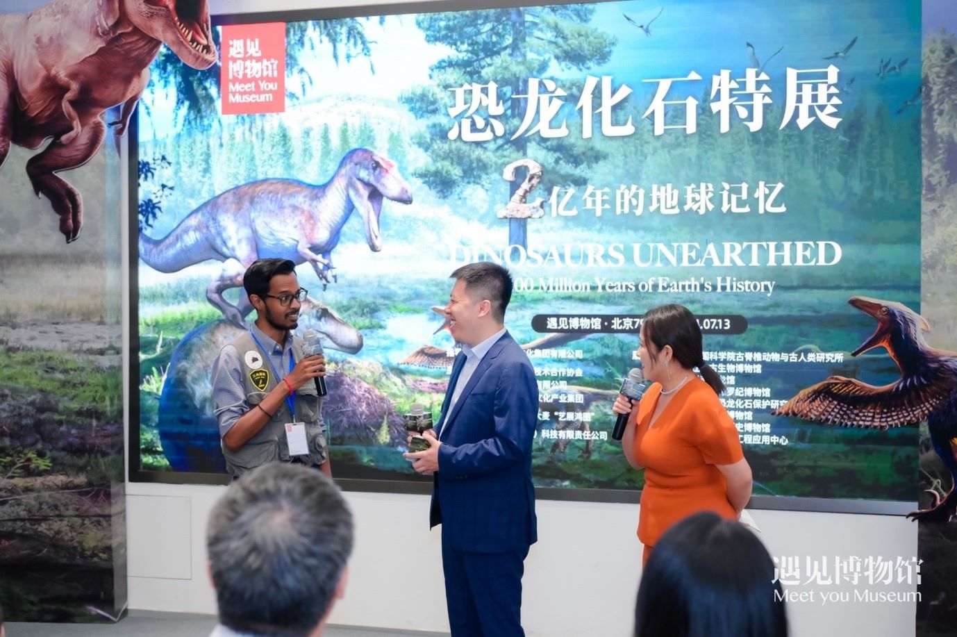 8. 中國科學(xué)院古脊椎動物與人類研究所特別研究助理保羅·拉米向游客介紹“2億年的地球記憶——恐龍化石特展”。遇見博物館供圖