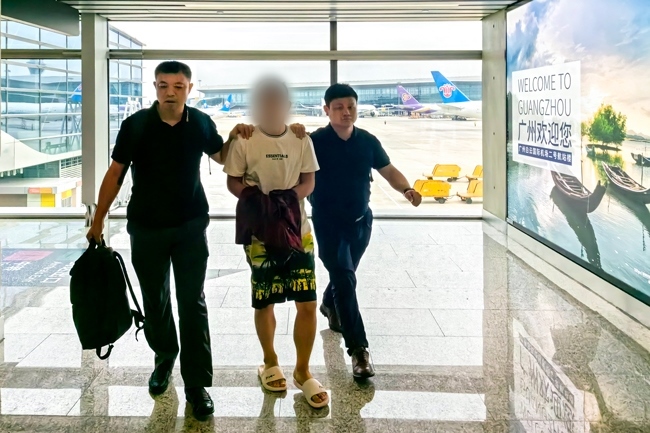 一名潛逃柬埔寨的犯罪嫌疑人被押解回國(guó)。公安部供圖