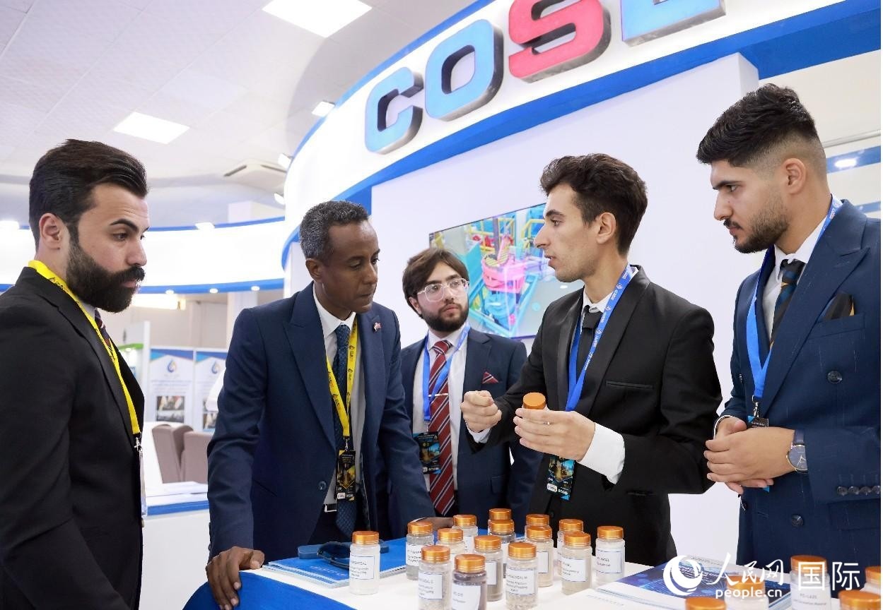 圖為中海油服工作人員在介紹產(chǎn)品。人民網(wǎng)記者 管克江攝