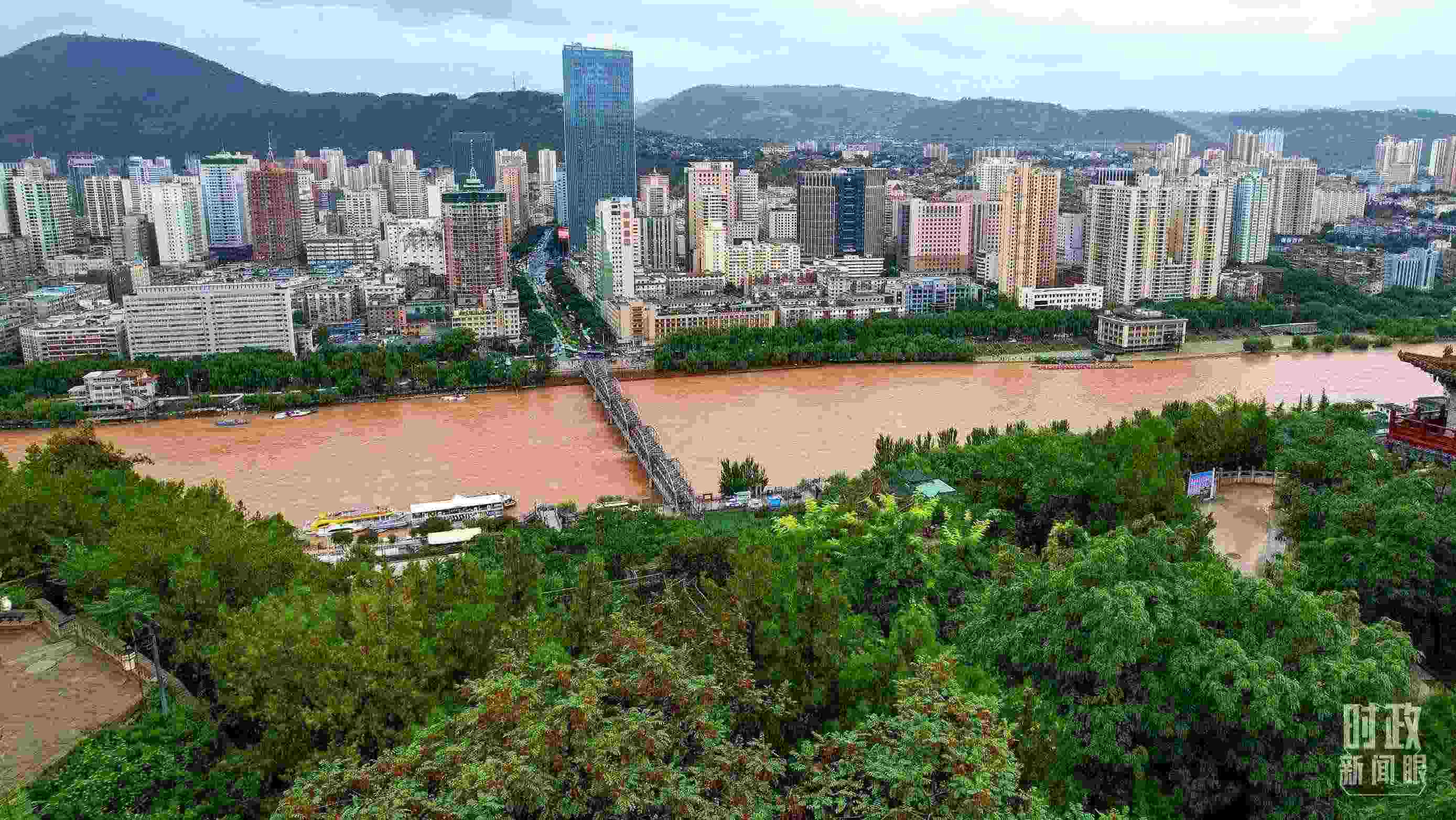 △黃河蘭州中山橋段。（總臺(tái)記者馬凌峰拍攝）