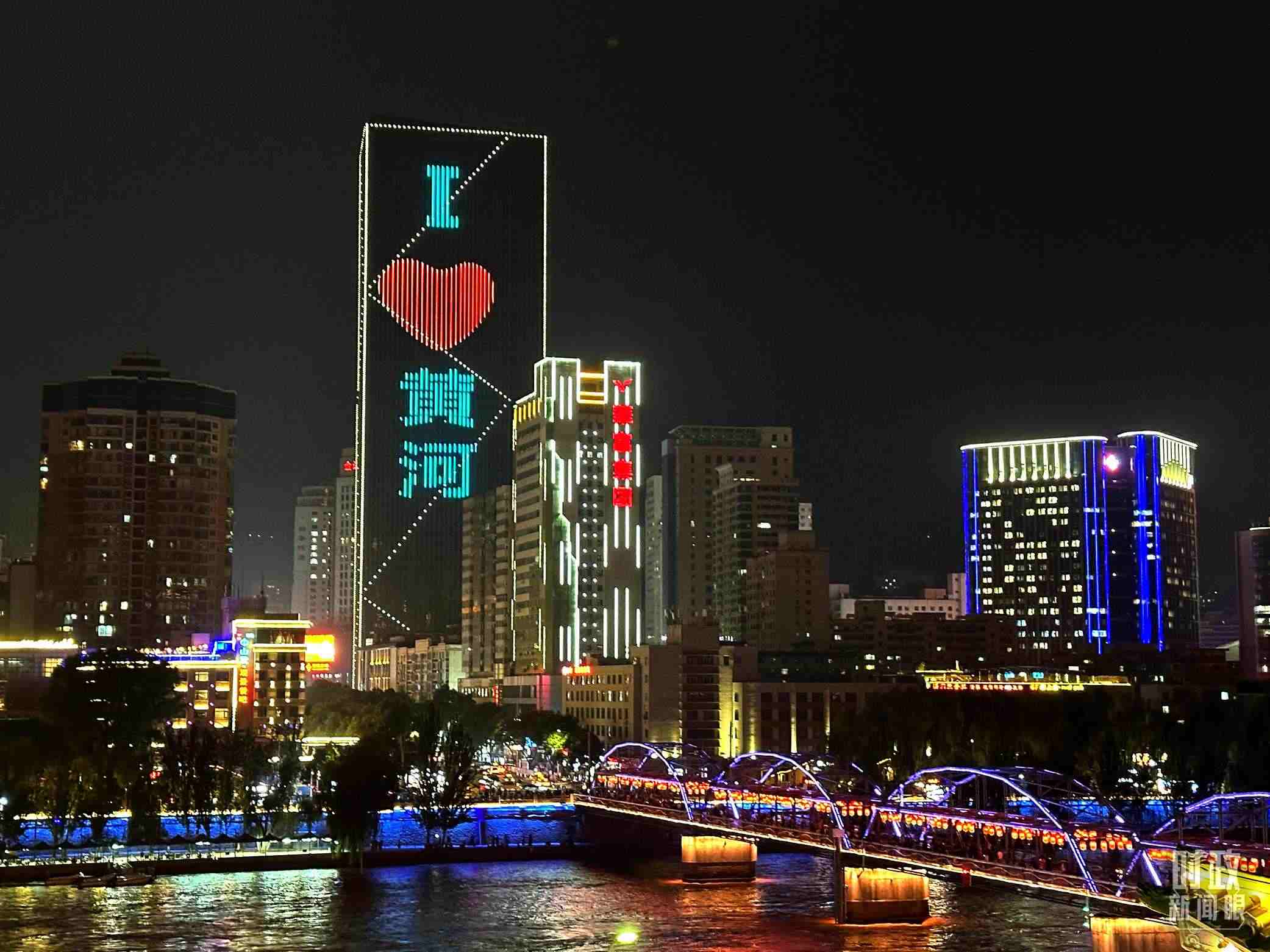 △黃河蘭州中山橋段夜景。（總臺(tái)央視記者趙化拍攝）