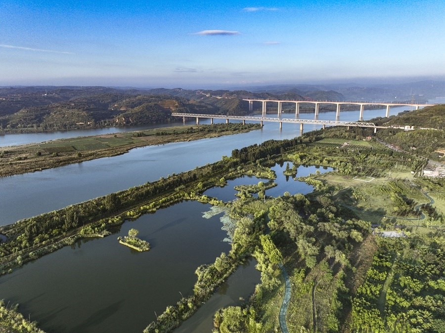 這是2023年8月28日在河南黃河濕地國家級(jí)自然保護(hù)區(qū)濟(jì)源段拍攝的景色（無人機(jī)照片）。新華社發(fā) 苗秋鬧 攝