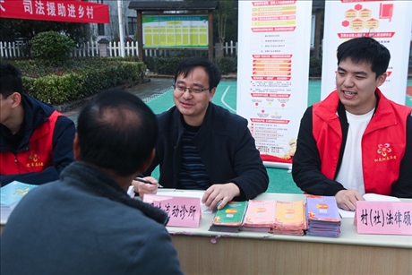 2022年11月9日，在杭州市臨安區(qū)太陽(yáng)鎮(zhèn)上太陽(yáng)村，臨安區(qū)太陽(yáng)司法所所長(zhǎng)方凱（右二）現(xiàn)場(chǎng)解答法律問(wèn)題。 新華社記者 徐昱 攝
