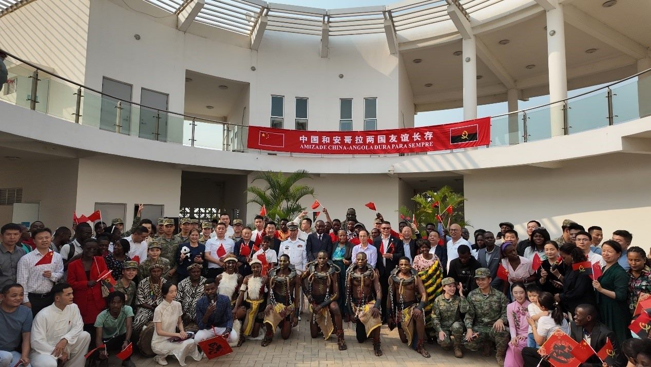 文化聯(lián)誼活動(dòng)合影。內(nèi)圖大學(xué)孔子學(xué)院供圖