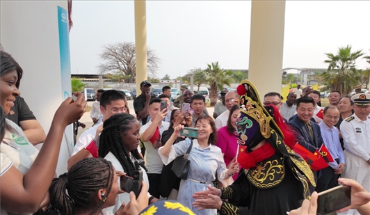 川劇變臉《蜀風(fēng)妙韻》。內(nèi)圖大學(xué)孔子學(xué)院供圖