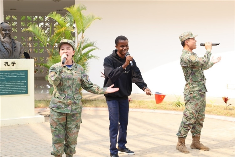 孔院學(xué)生與中國海軍官兵合唱《天地龍鱗》。內(nèi)圖大學(xué)孔子學(xué)院供圖