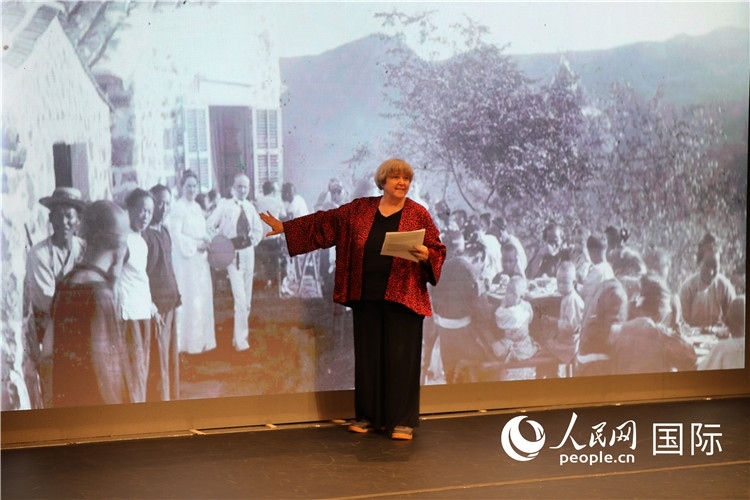 2、美國“鼓嶺之友”代表穆言靈講述友好故事。 人民網(wǎng)記者 李志偉攝