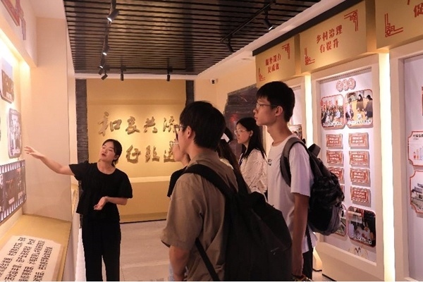中央民族大學(xué)與中國人民大學(xué)聯(lián)合開展“大國邊疆”實(shí)踐調(diào)研活動(dòng)。校方供圖