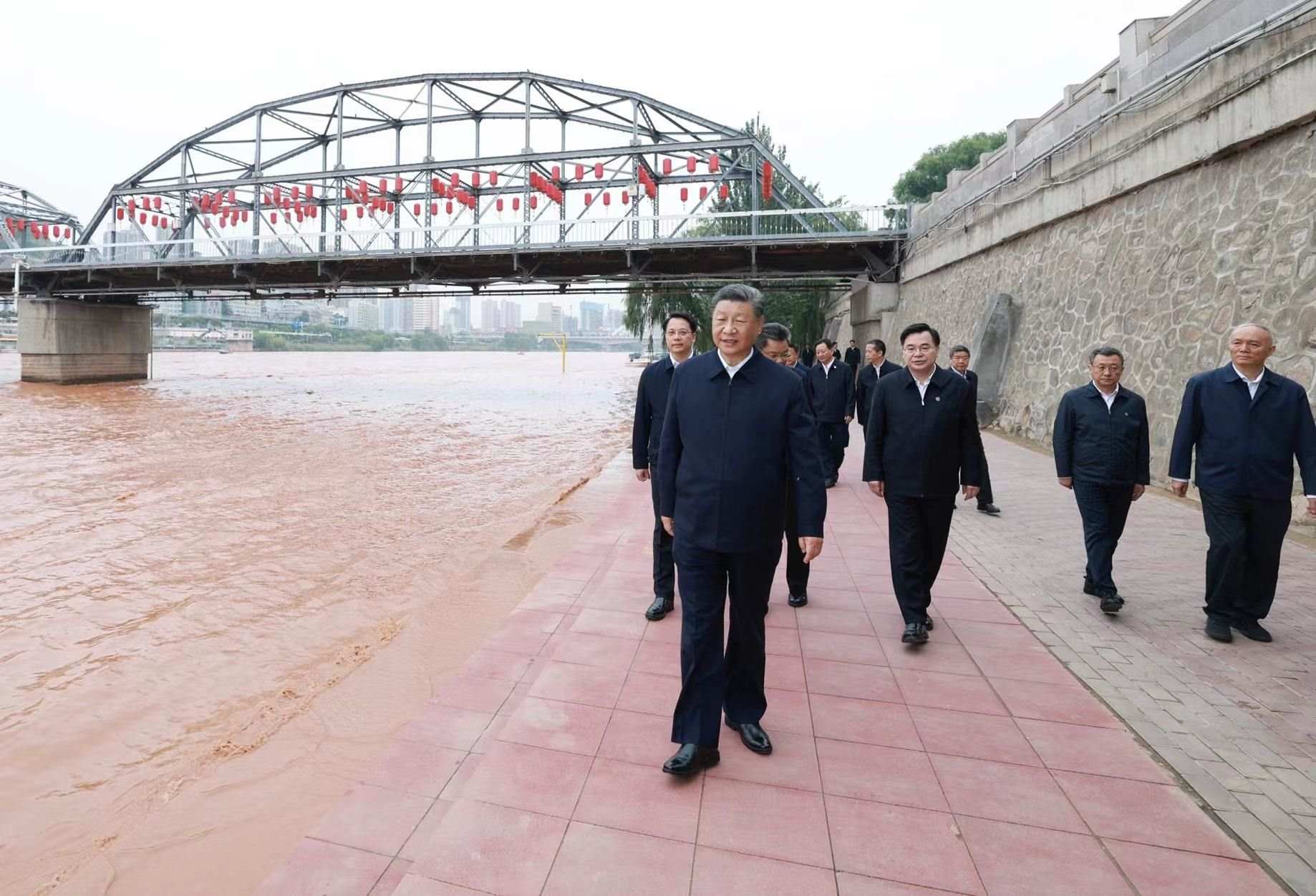 △9月11日下午，甘肅蘭州市黃河蘭州中山橋段，習(xí)近平總書(shū)記了解當(dāng)?shù)赝苿?dòng)黃河流域生態(tài)保護(hù)等情況。