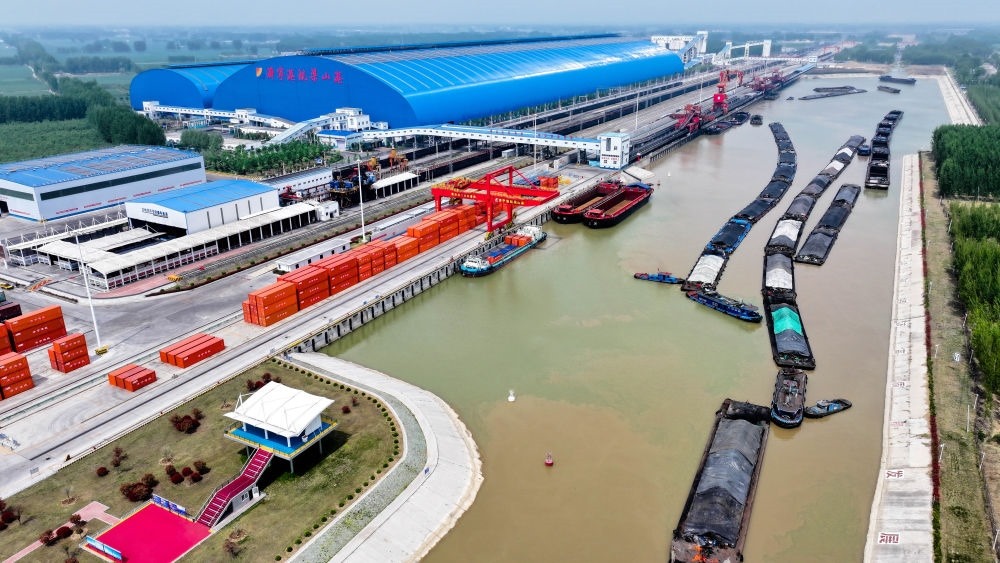 2024年4月24日，船舶行駛在山東濟(jì)寧港航梁山港航道上（無人機(jī)照片）。近年來，山東省加快構(gòu)建沿黃陸海大通道，有效促進(jìn)黃河流域各省區(qū)物流降本增效，實(shí)現(xiàn)更高水平對(duì)外開放。