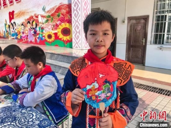 翠竹小學(xué)學(xué)生展示自己繪制的團(tuán)扇作品。蔣豐慧 攝