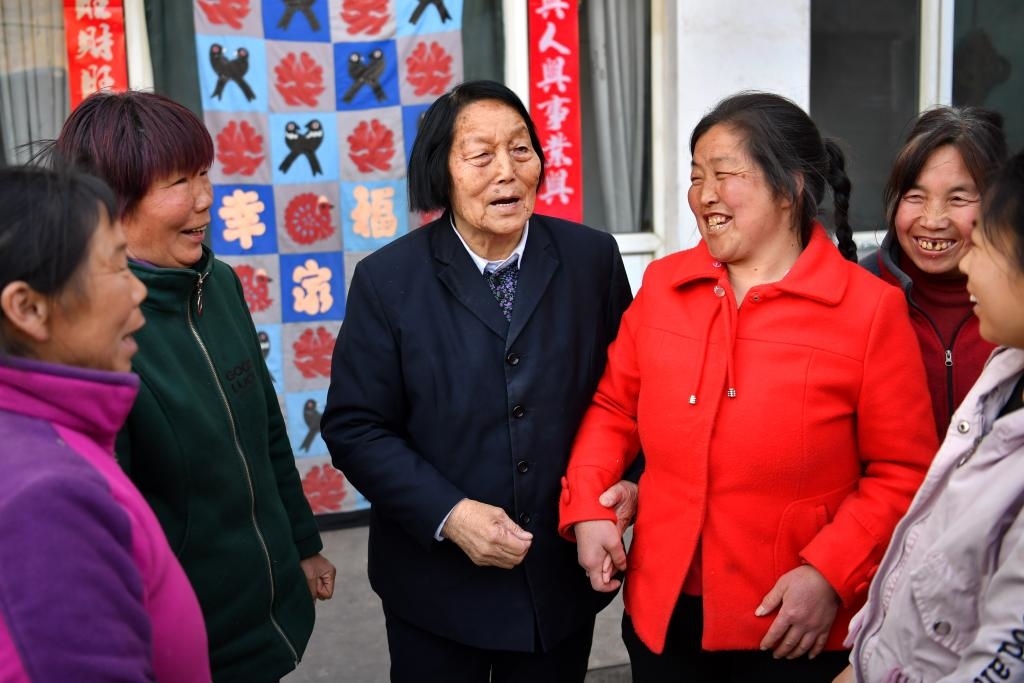 2019年3月23日，申紀(jì)蘭（左三）在山西省平順縣西溝村與村民分享全國兩會精神。新華社記者 曹陽 攝