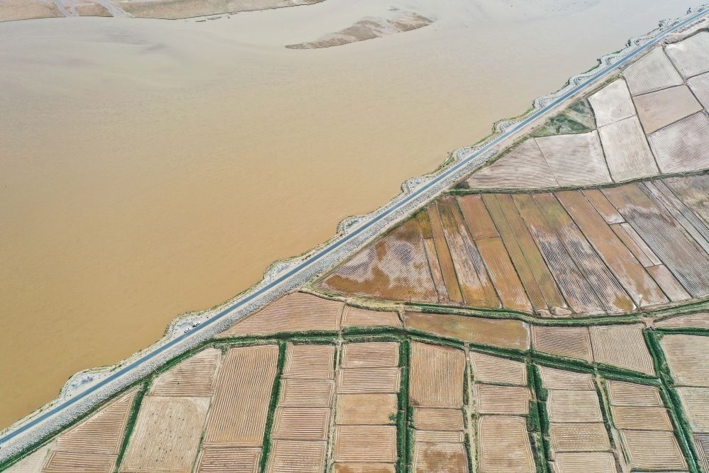 2024年5月26日在內(nèi)蒙古巴彥淖爾市臨河區(qū)拍攝的黃河（無人機(jī)照片）。巴彥淖爾市位于黃河“幾字彎”北端，擁有富饒的河套灌區(qū)，引黃灌溉面積達(dá)1000多萬畝。近年來，在引黃灌溉工程支撐下，河套灌區(qū)年均糧食總產(chǎn)量達(dá)60億斤以上。