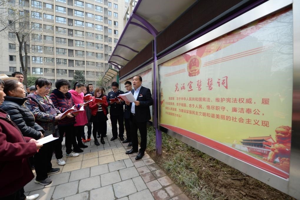2018年3月20日，陜西寶倫律師事務(wù)所專職律師白銀濤（右一）在西安華遠(yuǎn)君城社區(qū)宣傳憲法知識。新華社記者 李一博 攝