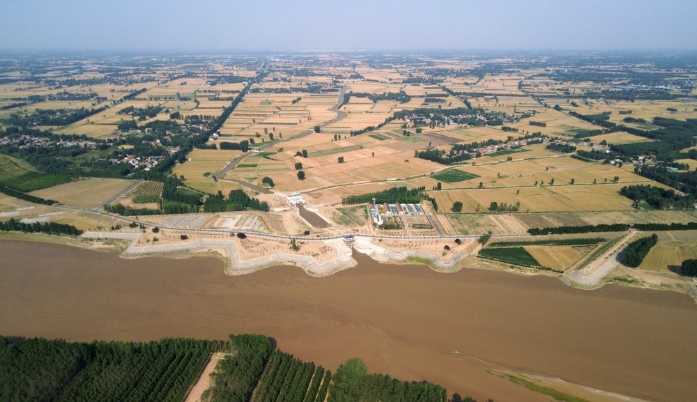 2024年6月19日，位于黃河高青段的馬扎子引黃閘開閘引水（無人機(jī)照片）。5月1日至6月18日，山東省累計(jì)啟用引黃閘63座，引黃河水量10.06億立方米，保障農(nóng)業(yè)灌溉需求。