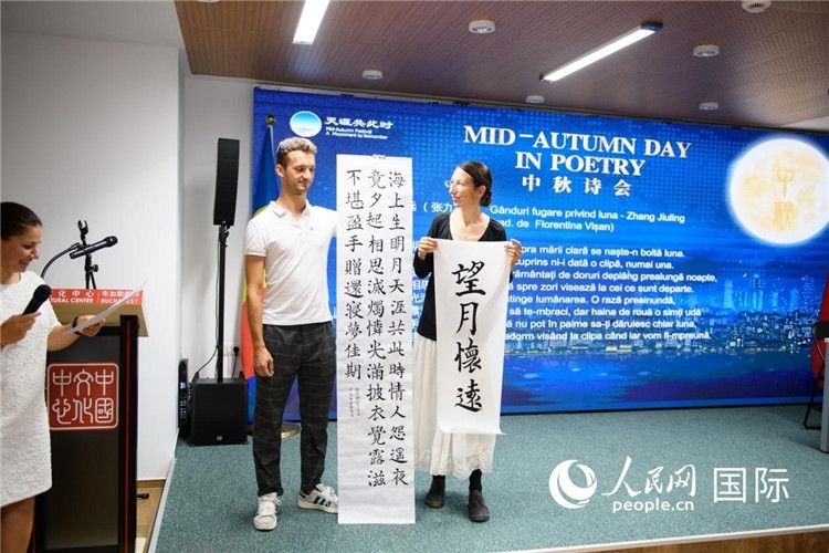 現(xiàn)場的羅馬尼亞書法愛好者書寫并展示作品。傅永山攝