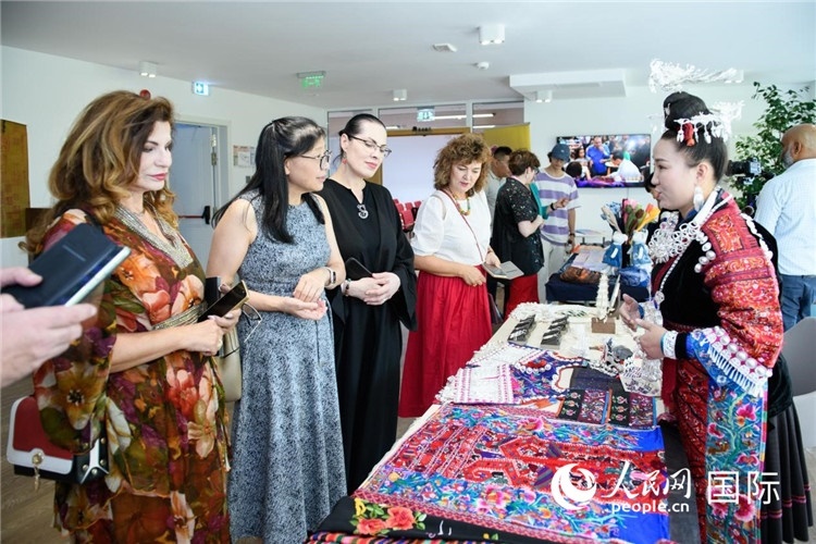 苗族銀器展示。傅永山攝