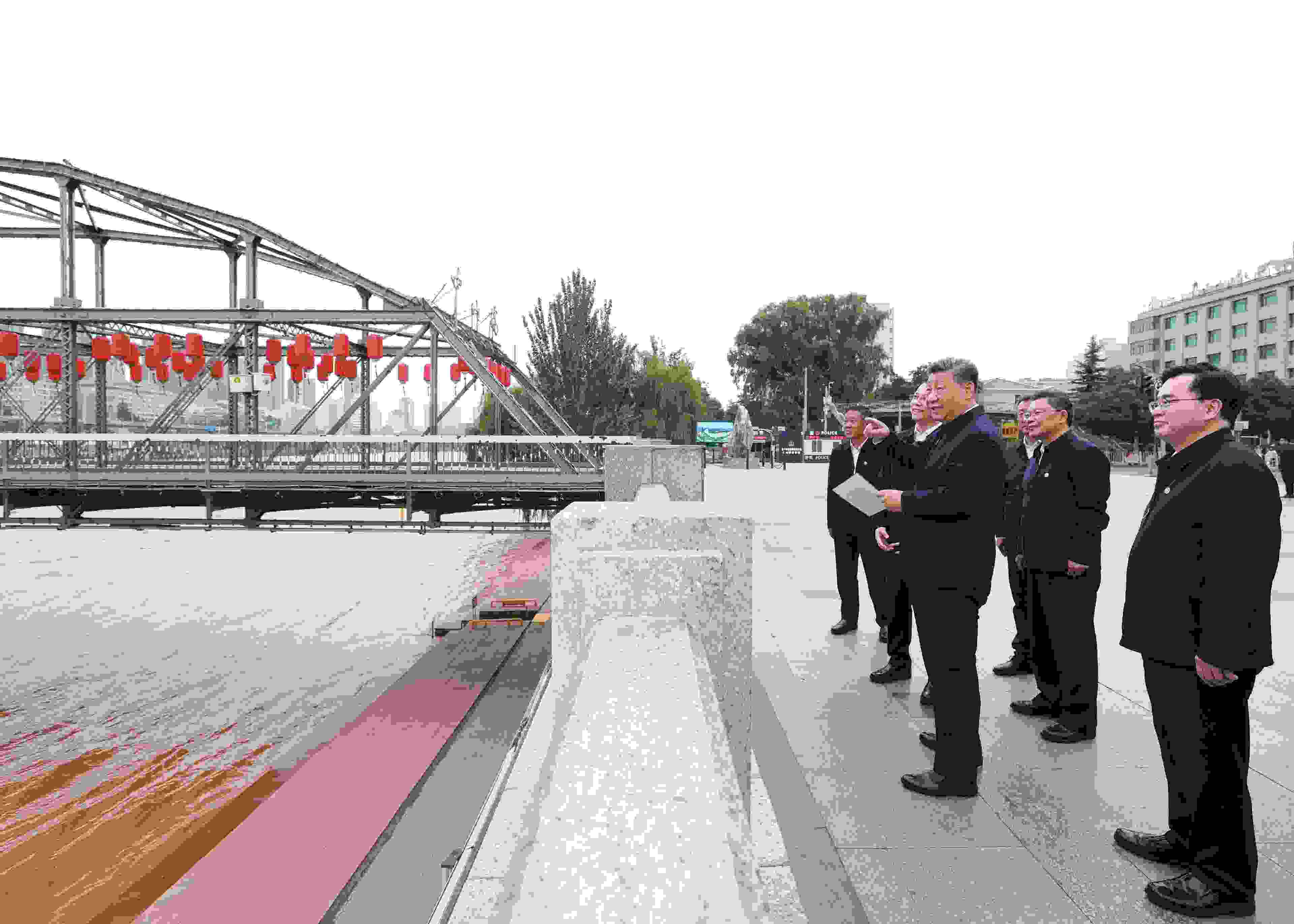 △ 2024年9月11日，習(xí)近平總書記來到甘肅省蘭州市黃河蘭州中山橋段，了解當?shù)赝苿狱S河流域生態(tài)保護情況。