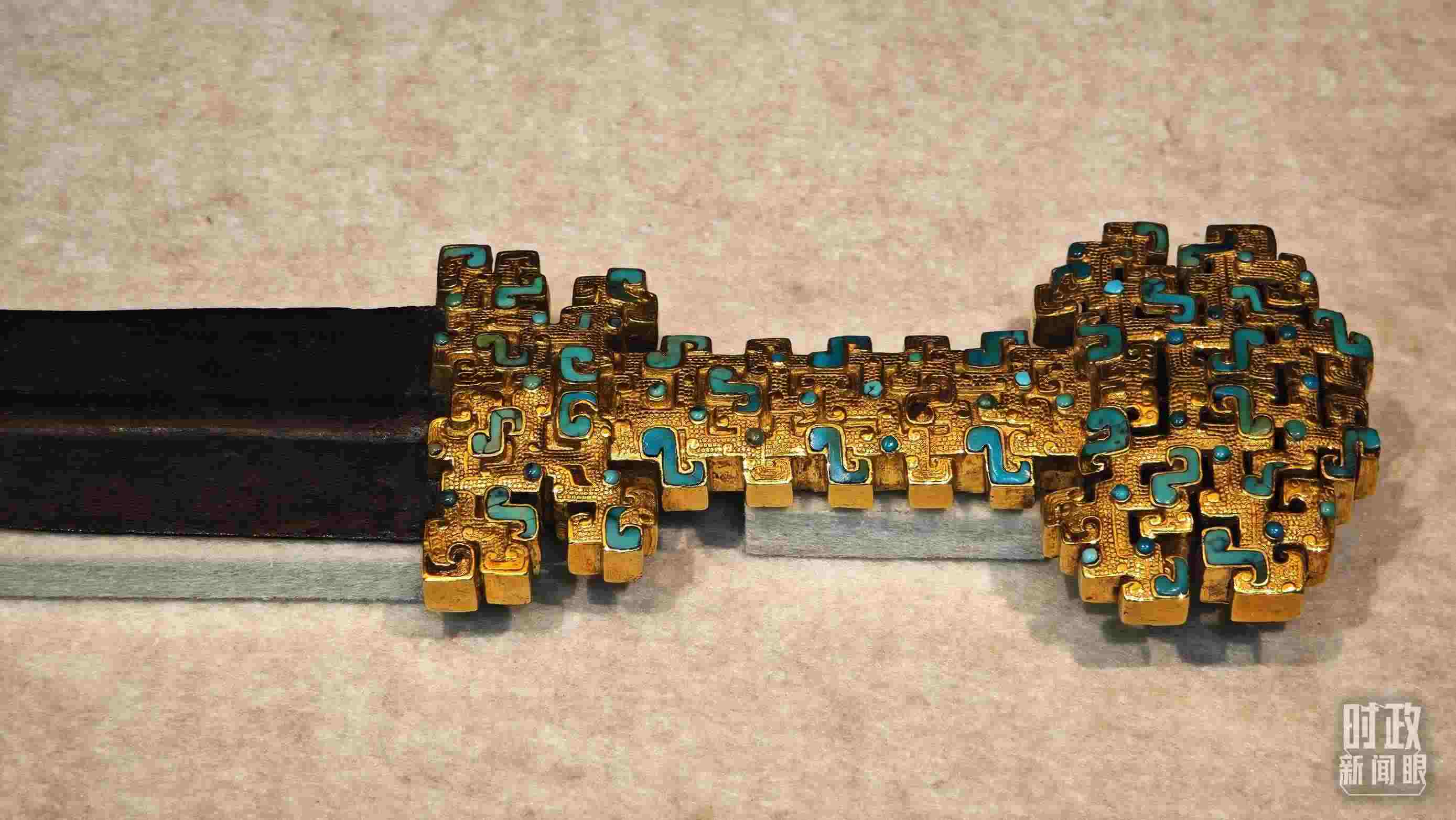 △這是1992年寶雞市益門二號(hào)墓出土的金柄鐵劍，劍柄嵌有綠松石。（總臺(tái)央視記者彭漢明拍攝）