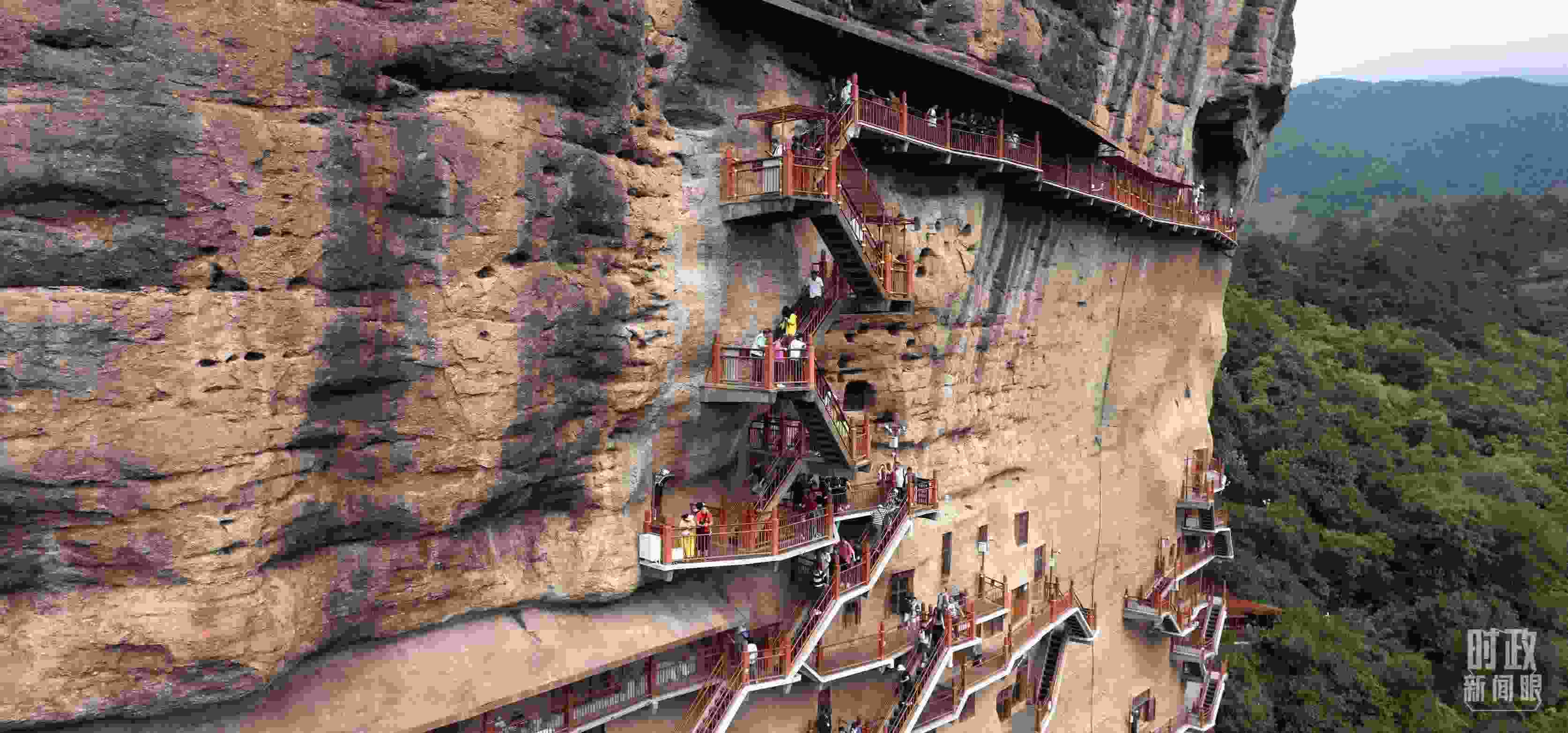 △麥積山石窟是國(guó)家5A級(jí)旅游景區(qū)，2024年上半年累計(jì)接待游客57萬(wàn)人。（總臺(tái)國(guó)廣記者李晉拍攝）