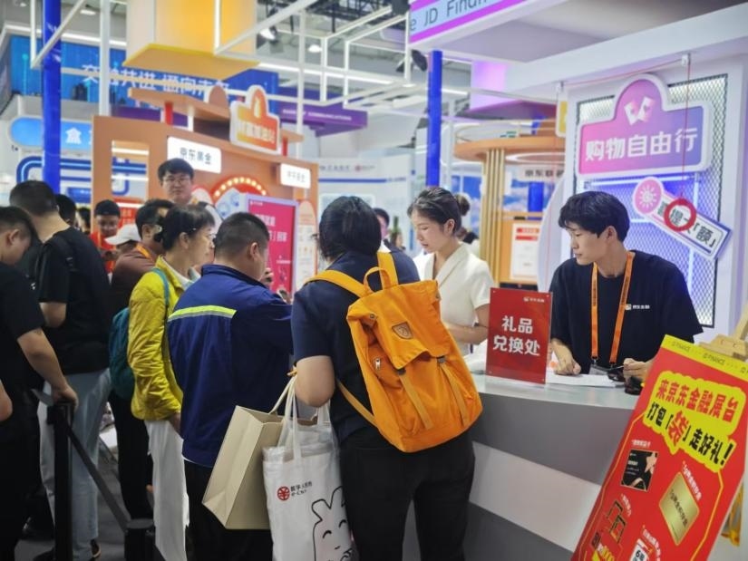 觀眾在金融服務(wù)展區(qū)體驗(yàn)展臺(tái)的互動(dòng)活動(dòng)。人民網(wǎng)記者 黃盛攝