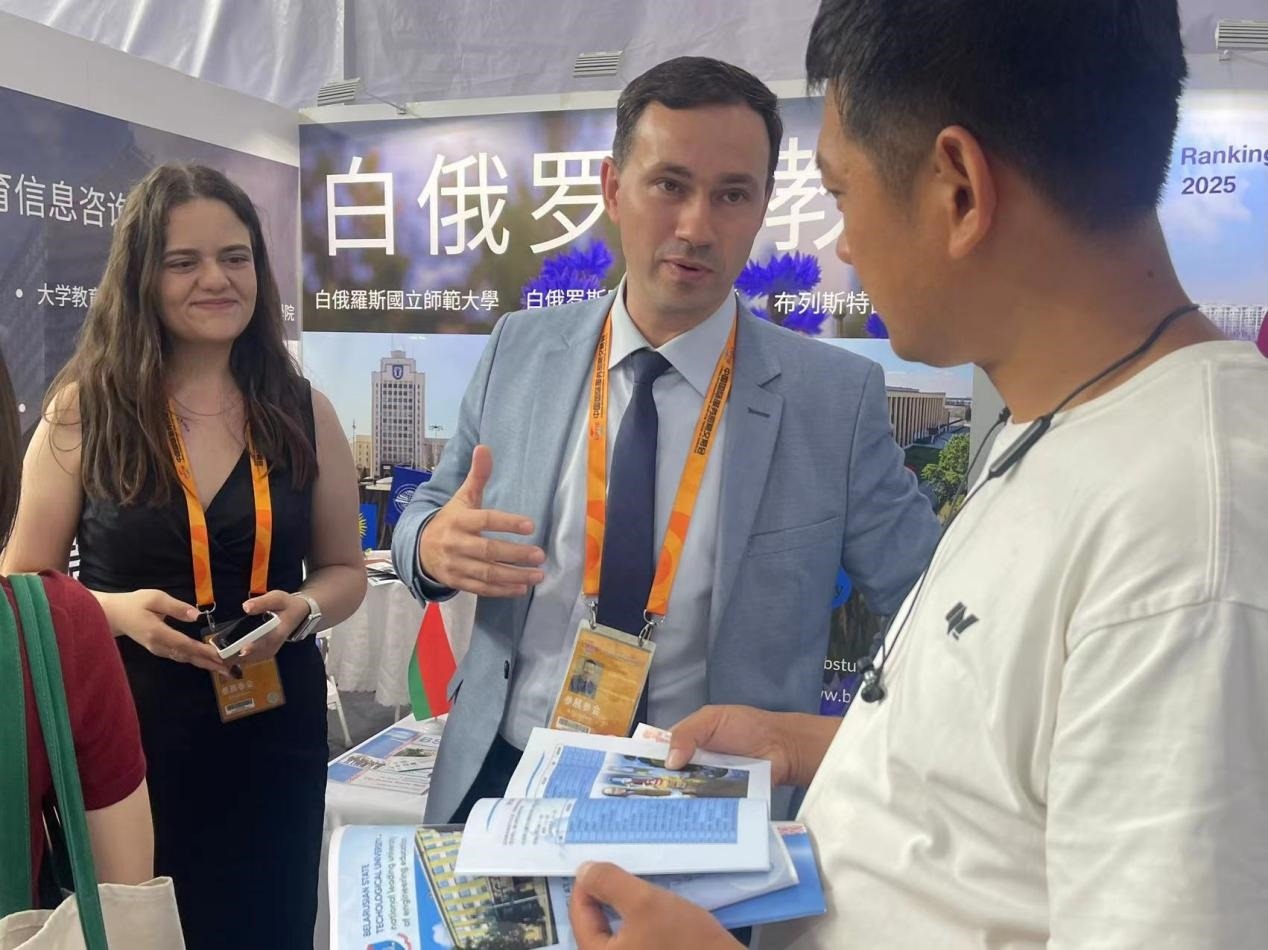 觀眾在展臺(tái)咨詢。人民網(wǎng)記者 何旭攝