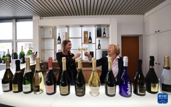 9月13日，在法國(guó)蘭斯附近的希尼萊羅斯，人們?cè)诩氧畞喛偛肯碛孟銠壘?。新華社記者 高靜 攝