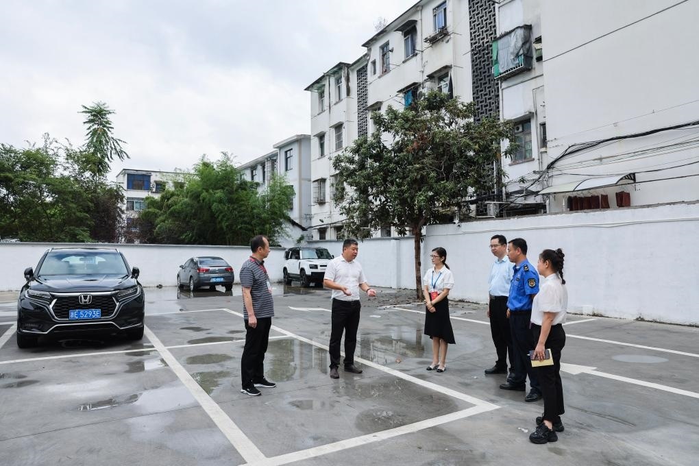 2024年9月11日，在浙江省湖州市，湖州吳興區(qū)人大代表、人大飛英街道工委代表及塔下街社區(qū)代表前往已改建的一處停車場進(jìn)行實(shí)地調(diào)研，監(jiān)督該改建項(xiàng)目的完成情況。新華社記者 徐昱 攝