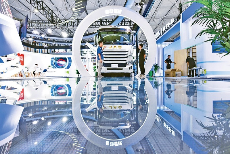 黨的二十屆三中全會提出，加快構建促進數(shù)字經(jīng)濟發(fā)展體制機制，完善促進數(shù)字產(chǎn)業(yè)化和產(chǎn)業(yè)數(shù)字化政策體系。2024年8月28日至30日，2024中國國際大數(shù)據(jù)產(chǎn)業(yè)博覽會在貴州貴陽舉辦。圖為工作人員在介紹無人駕駛重型卡車。 新華社記者 楊文斌/攝