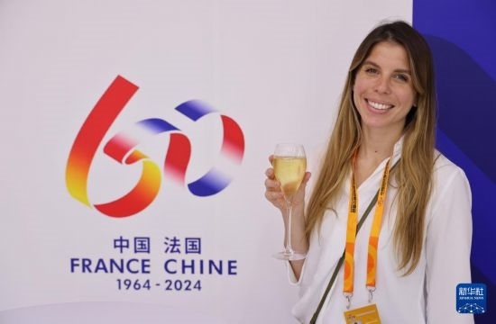 9月12日，工作人員在服貿(mào)會(huì)法國(guó)國(guó)家館展示香檳酒。新華社記者 戚曉毅 攝