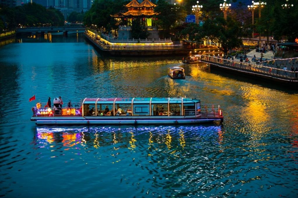 成都“夜游錦江”火鍋船。（唐斌治 攝）