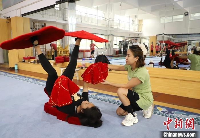 9月13日，來自老撾的紅姆(右)指導(dǎo)學(xué)員雜技動(dòng)作。 馬天龍 攝